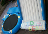 Los juegos inflables blancos/azules del CE de los deportes emplean la prenda impermeable animosa para la piscina