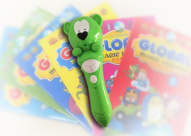 Niños árabes coloreados que aprenden la pluma respetuosa del medio ambiente para la educación del niño