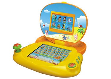 Bebé amarillo precioso que aprende la tableta para la educación temprana, niños que aprenden el ordenador portátil